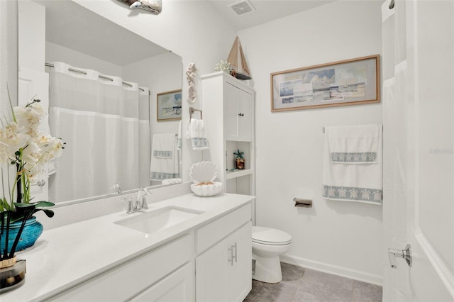 full bath with visible vents, curtained shower, vanity, baseboards, and toilet