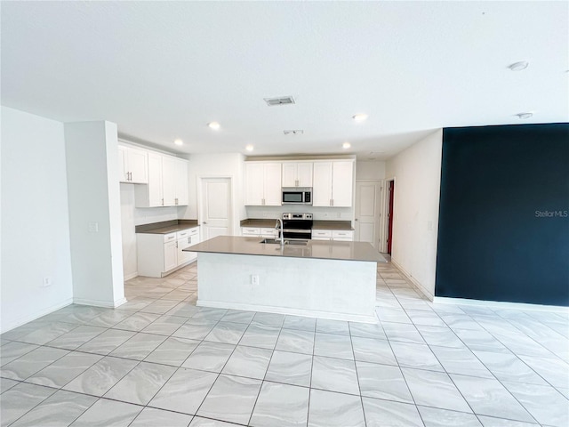 547 Jett Ln, Davenport, FL 33837 - kitchen featuring stainless steel appliances, an island with sink, recessed lighting, and white cabinets