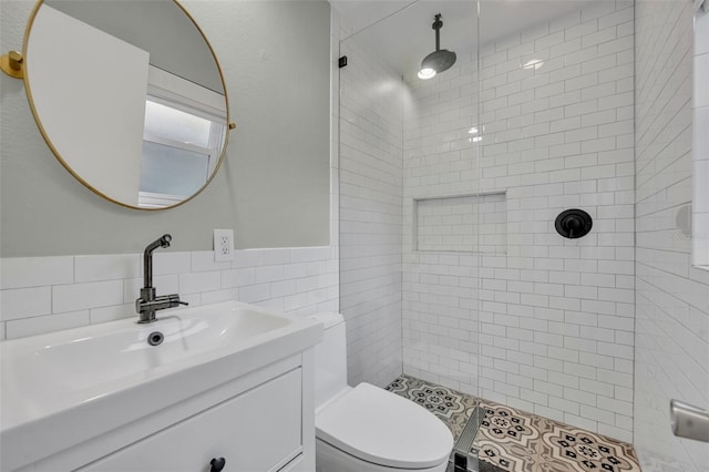 1231 Glastonberry Rd, Maitland, FL 32751 - bathroom featuring vanity, a tile shower, toilet, and tile walls