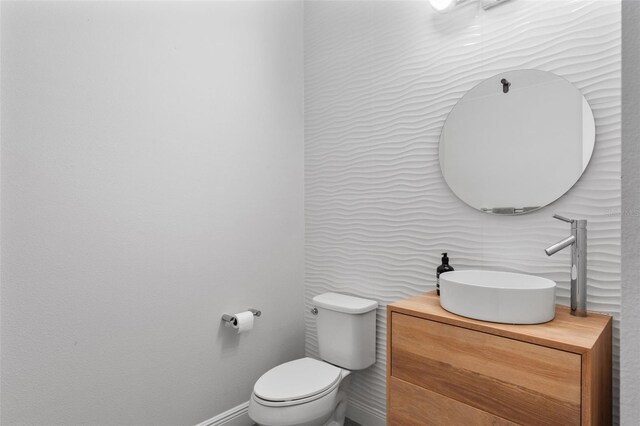 8848 Bismarck Palm Dr, Winter Garden, FL 34787 - bathroom featuring toilet, baseboards, decorative backsplash, and vanity