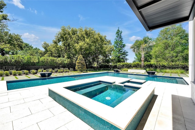 5525 Isleworth Country Club Dr, Windermere, FL 34786 - outdoor pool with an in-ground hot tub, fence, and view of wooded area