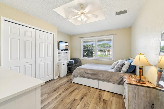 2260 Winslow Cir, Casselberry, FL 32707 - bedroom with a closet, light wood-type flooring, a textured ceiling, and visible vents
