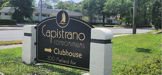 community / neighborhood sign featuring a lawn