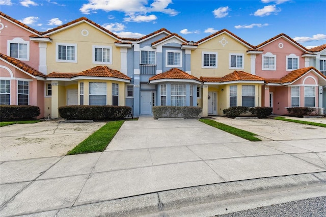 1180 S Beach Cir, Kissimmee, FL 34746 - townhome / multi-family property featuring stucco siding and a tile roof