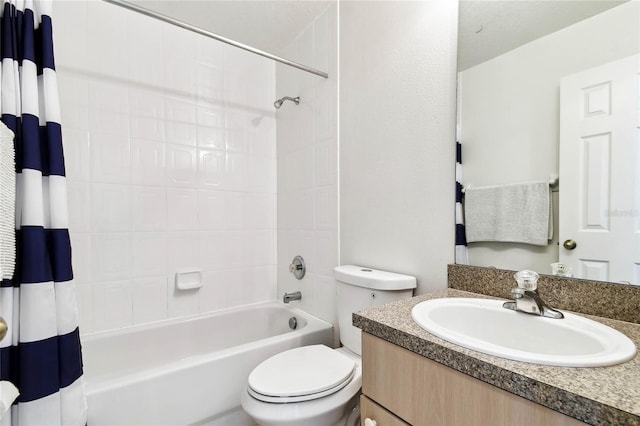 1180 S Beach Cir, Kissimmee, FL 34746 - full bathroom featuring shower / tub combo with curtain, vanity, and toilet