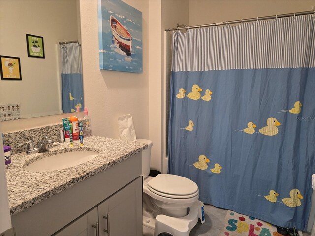 bathroom with toilet, a shower with curtain, and vanity
