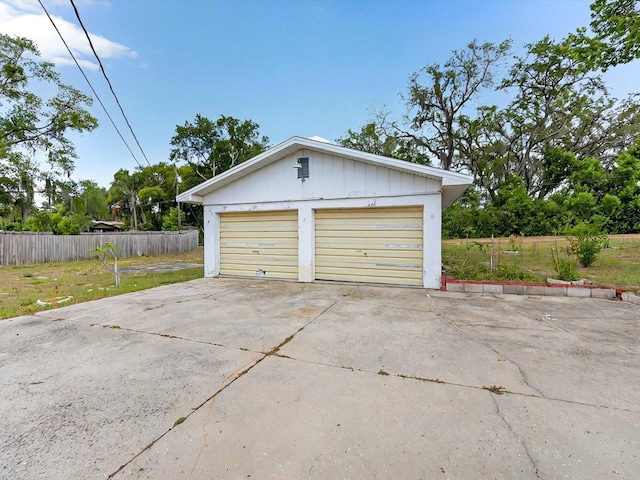 16 E Orange St, Davenport, FL 33837 - detached garage featuring fence