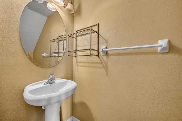 5102 Monticello Heights Ln, Oviedo, FL 32765 - bathroom featuring a textured wall