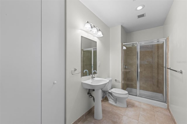 full bathroom with visible vents, toilet, baseboards, a shower stall, and a sink