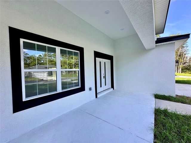 view of exterior entry with stucco siding