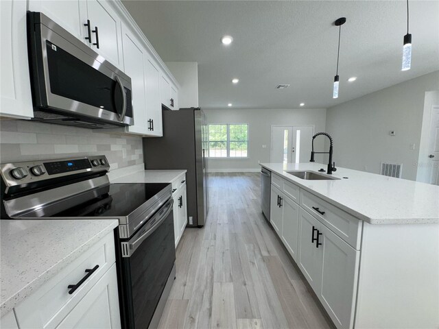 kitchen with visible vents, appliances with stainless steel finishes, a sink, recessed lighting, and light wood-style flooring