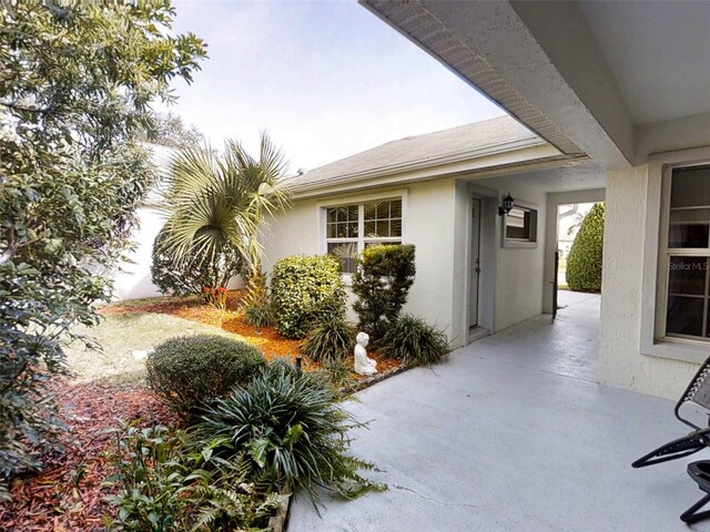 view of exterior entry with stucco siding