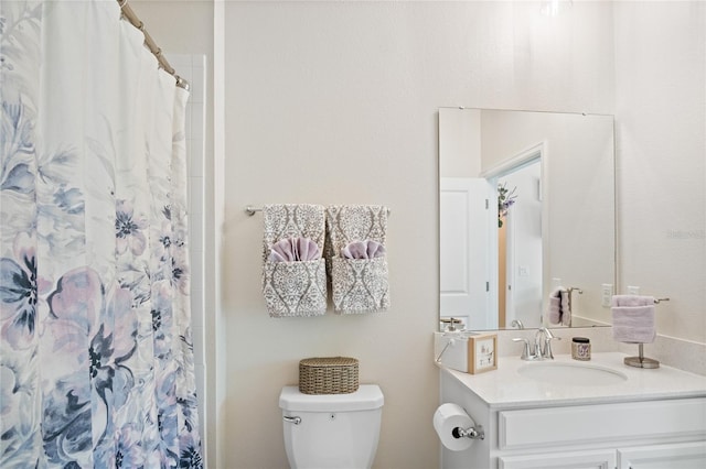 full bath with vanity, toilet, and a shower with shower curtain