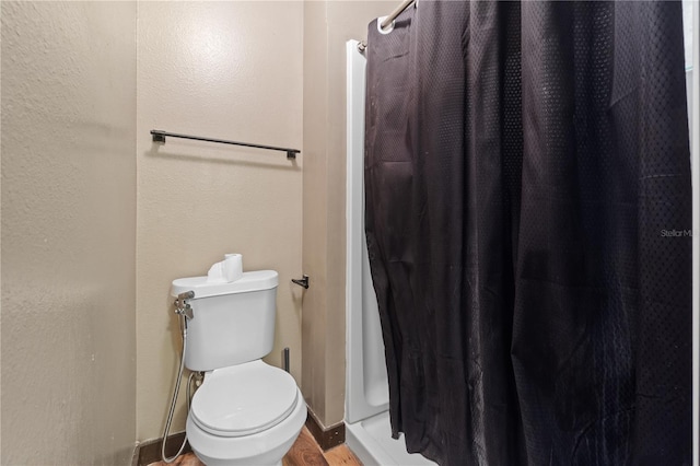 114 Shaddock Dr, Auburndale, FL 33823 - full bath featuring baseboards, a shower with curtain, toilet, and wood finished floors