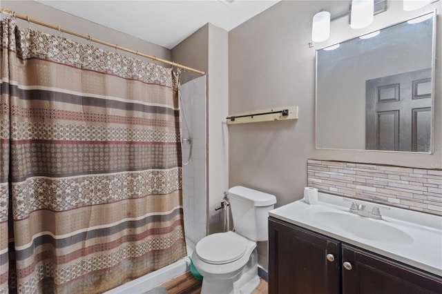 114 Shaddock Dr, Auburndale, FL 33823 - full bathroom featuring vanity, backsplash, toilet, and a shower with curtain