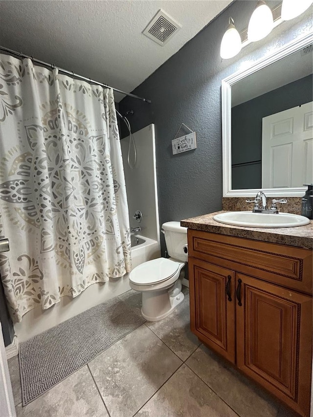 full bath with a textured wall, toilet, a textured ceiling, shower / tub combo, and visible vents
