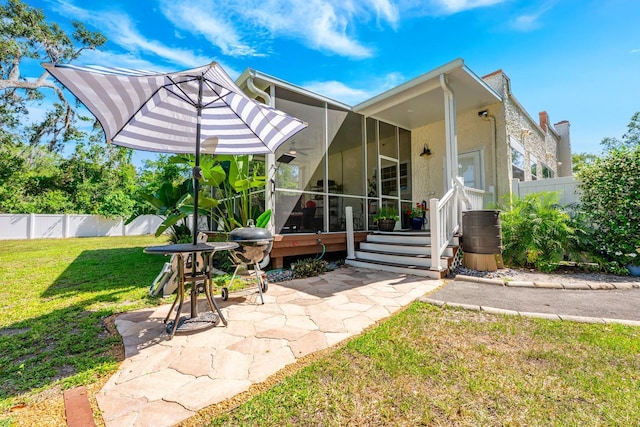 view of front of home featuring fence, stucco siding, and a front lawn