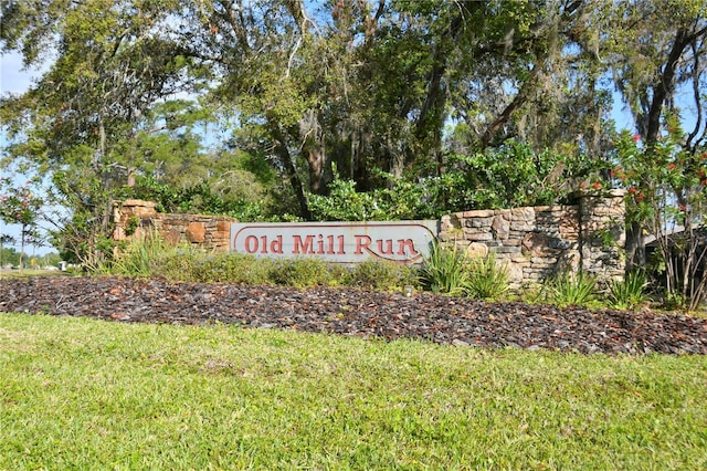 community / neighborhood sign with a yard