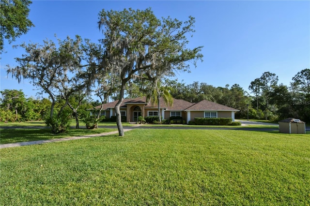 view of front of property featuring a front yard