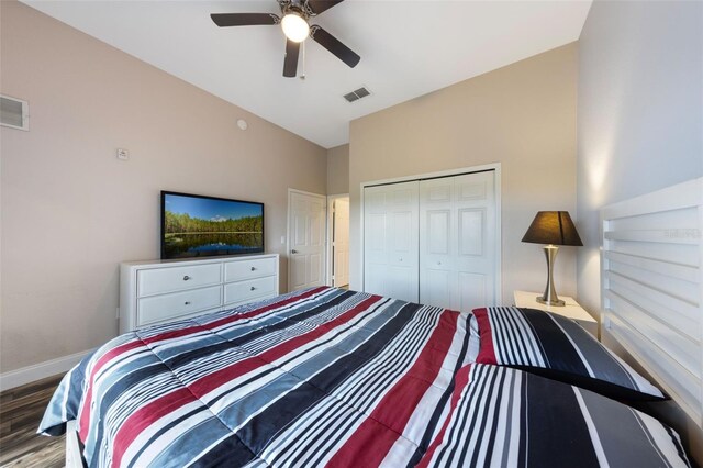 bedroom featuring wood finished floors, baseboards, a closet, and a ceiling fan
