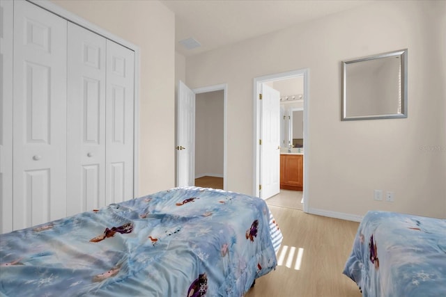 1031 Marcello Blvd, Kissimmee, FL 34746 - bedroom with visible vents, light wood-type flooring, baseboards, a closet, and ensuite bathroom