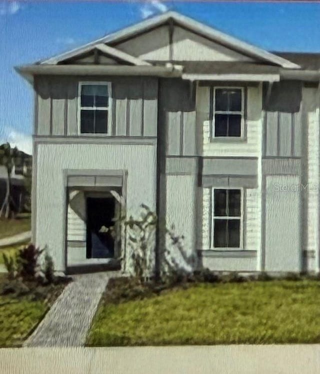 view of front facade featuring a front lawn