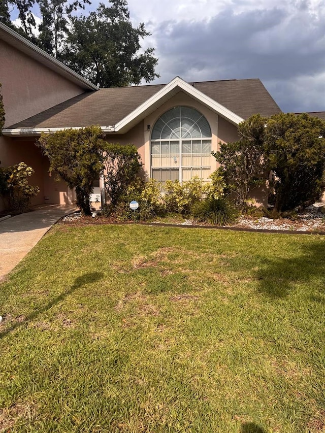 1621 Emily Ct, Kissimmee, FL 34744 - view of front facade featuring stucco siding and a front lawn