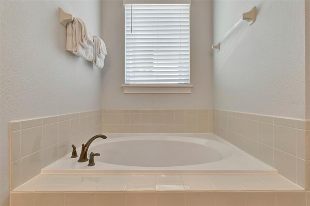 7643 Wilmington Loop, Kissimmee, FL 34747 - full bathroom featuring a bath