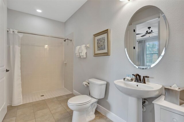 7643 Wilmington Loop, Kissimmee, FL 34747 - full bathroom with toilet, baseboards, tiled shower, and ceiling fan
