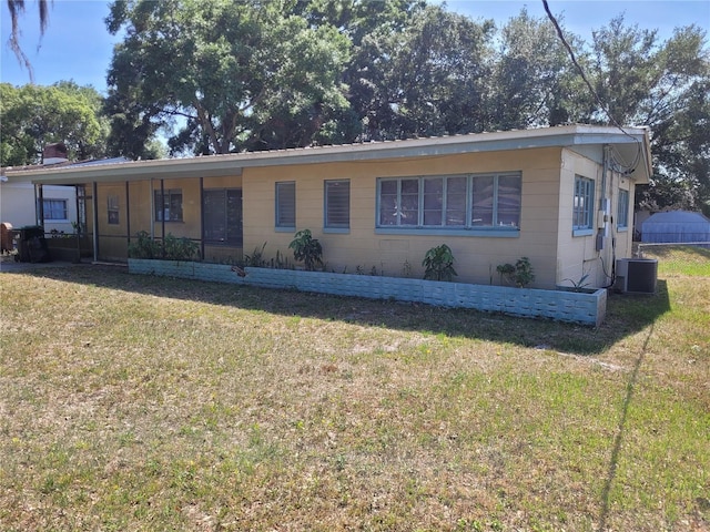 936 Pinedale Ave, Orlando, FL 32808 - ranch-style house featuring cooling unit and a front yard