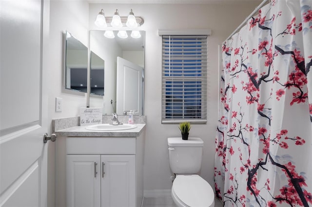 555 Meadow Bend Dr, Davenport, FL 33837 - bathroom featuring toilet, vanity, and a shower with curtain