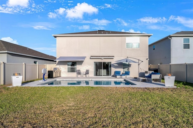 555 Meadow Bend Dr, Davenport, FL 33837 - back of property featuring a patio area, outdoor lounge area, and stucco siding