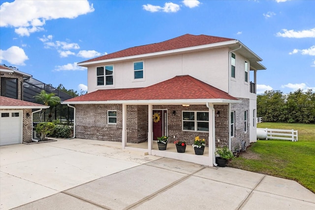 view of front of home with stucco siding, a shingled roof, a front lawn, and fence