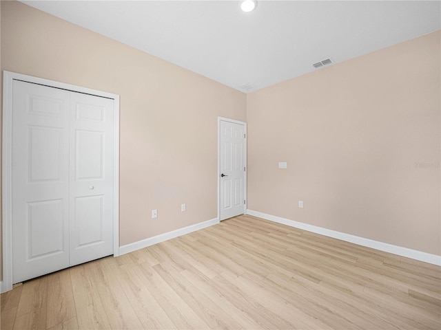 unfurnished bedroom featuring light wood-style flooring, baseboards, and recessed lighting