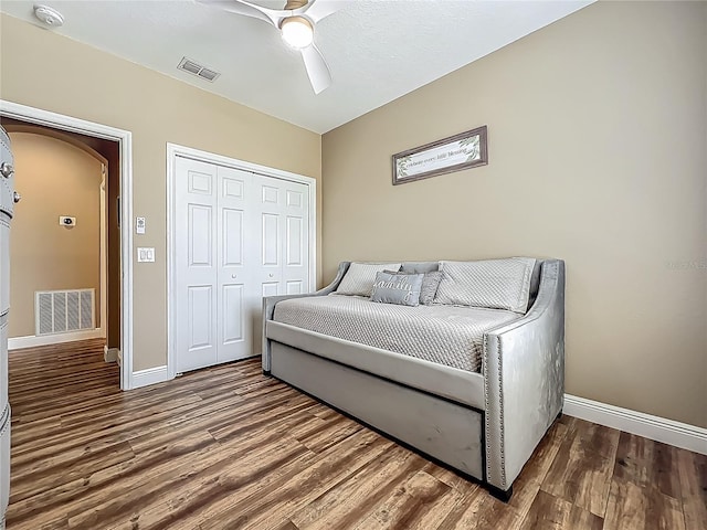 3008 Sutton Woods Dr, Plant City, FL 33566 - bedroom featuring baseboards, visible vents, wood finished floors, and a closet