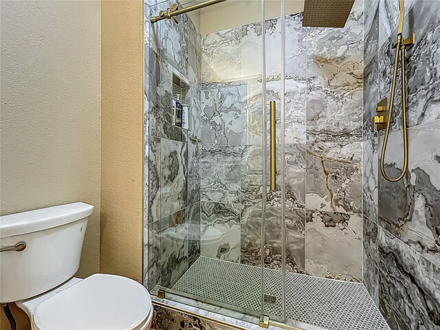3008 Sutton Woods Dr, Plant City, FL 33566 - full bathroom featuring a textured wall, a shower stall, and toilet