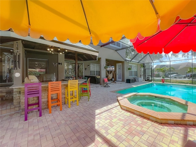 3008 Sutton Woods Dr, Plant City, FL 33566 - view of swimming pool featuring a fenced in pool, a lanai, an in ground hot tub, and a patio area