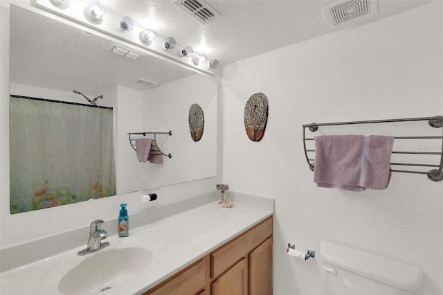 2658 Palmetto Ridge Cir, Apopka, FL 32712 - bathroom with vanity, toilet, a textured ceiling, and curtained shower