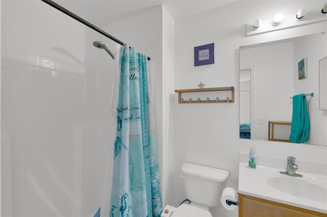 2658 Palmetto Ridge Cir, Apopka, FL 32712 - full bathroom with toilet, vanity, and a shower with curtain