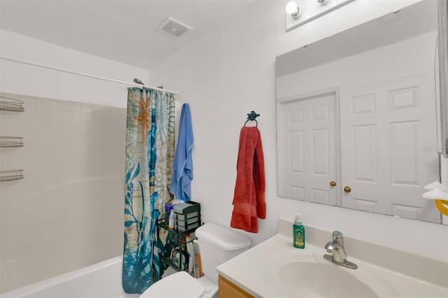 2658 Palmetto Ridge Cir, Apopka, FL 32712 - full bath featuring toilet, vanity, and shower / bath combo with shower curtain