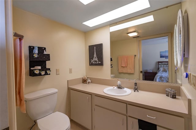9 Buck Cir Unit 9, Haines City, FL 33844 - bathroom featuring vanity, toilet, and ensuite bath