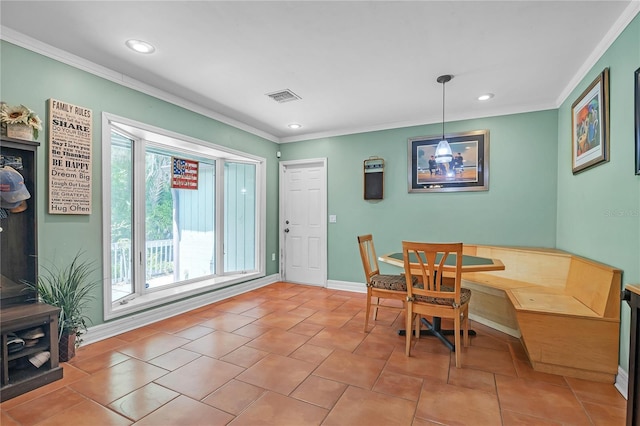 dining area featuring recessed lighting, baseboards, visible vents, and ornamental molding