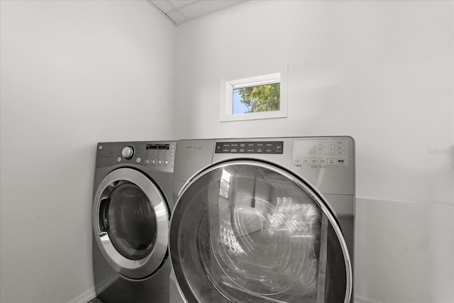 2014 10th St NW, Winter Haven, FL 33881 - washroom featuring independent washer and dryer, laundry area, and baseboards