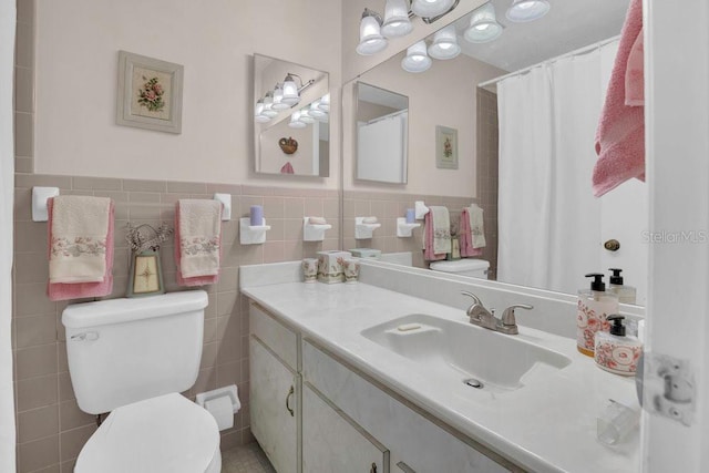 4262 Lake Underhill Rd Unit 9C7, Orlando, FL 32803 - full bath featuring toilet, tile walls, and vanity