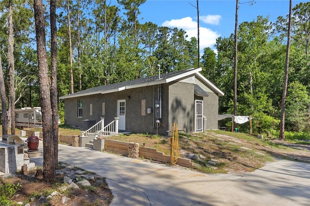 view of front of house featuring driveway and stucco siding