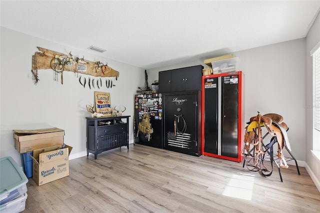 1555 Seminole Run Rd, Osteen, FL 32764 - interior space featuring visible vents, light wood finished floors, and baseboards