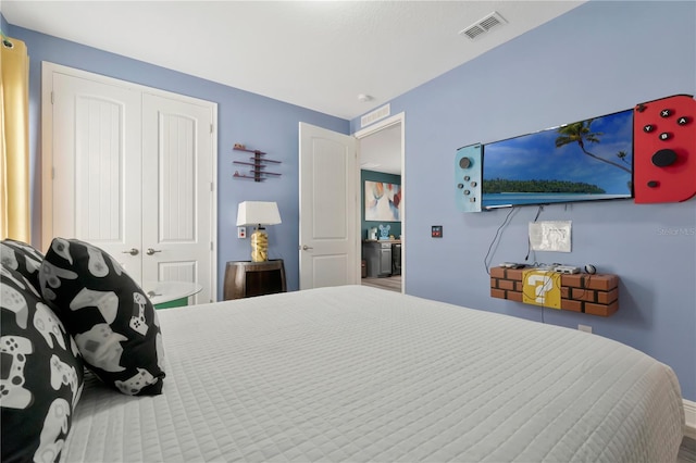 bedroom with baseboards, visible vents, and a closet