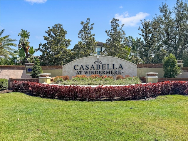 community / neighborhood sign featuring a yard