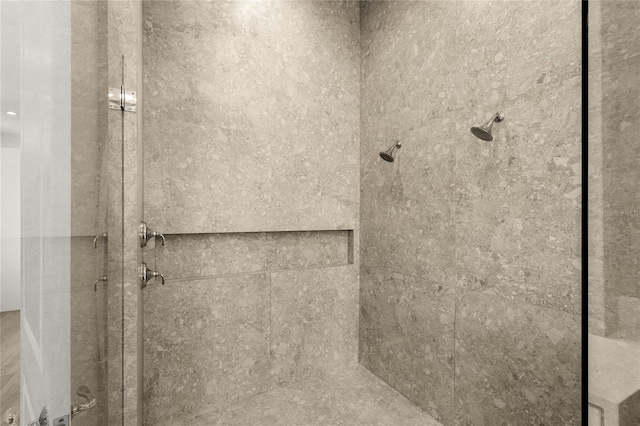 bathroom featuring tiled shower