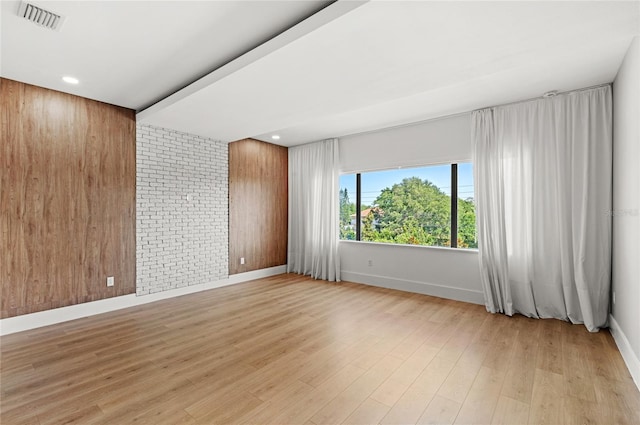unfurnished room with light wood finished floors, baseboards, visible vents, and recessed lighting